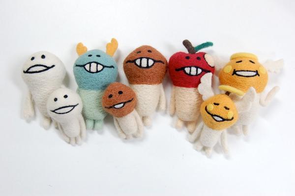 なめこおともだちの作品コンテスト 作品file 541 羊毛フェルトでなめこ盛り合わせ 作者 Honoさん Bwコメント カゴにギッシリ詰まったなめこさんたち その可愛さやクオリティの高さにスタッフ一同驚愕でした なめコンテスト Beeworksgames Scoopnest