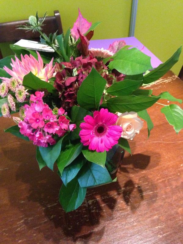 Super lief! Bloemetje ontvangen van <a href="/BergAart/">Aart Van Den Berg</a> @LimaSilviaV en Marleen <a href="/BuroLima/">Buro Lima</a> Dat doet me echt goed!