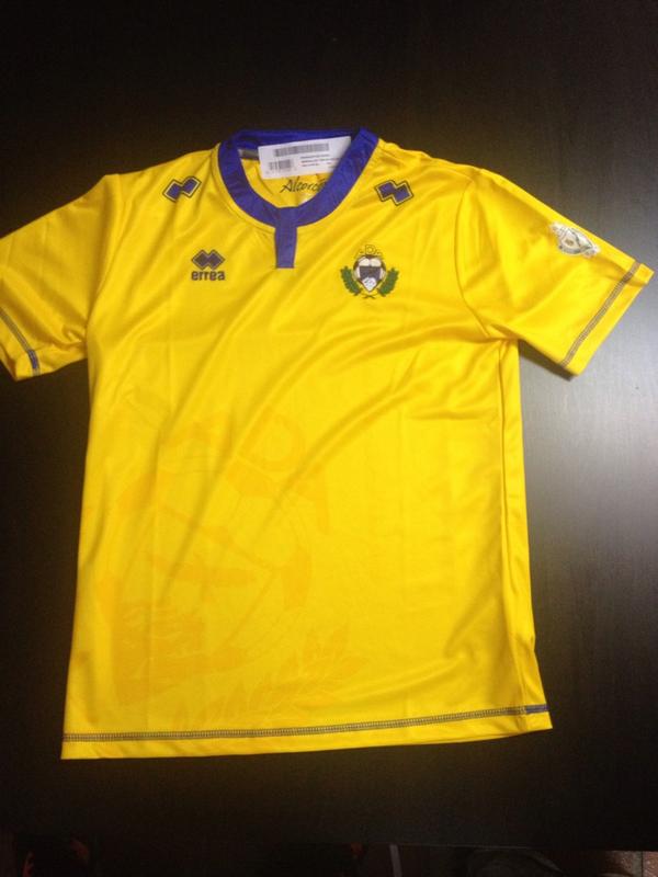 cdvrayoserra's tweet photo. Ya está aquí la nueva ropa!!! Aquí nuestros seguidores serán los primeros en verlas...EQUIPACIÓN oficial y sudadera http://t.co/5rOcl9kuak