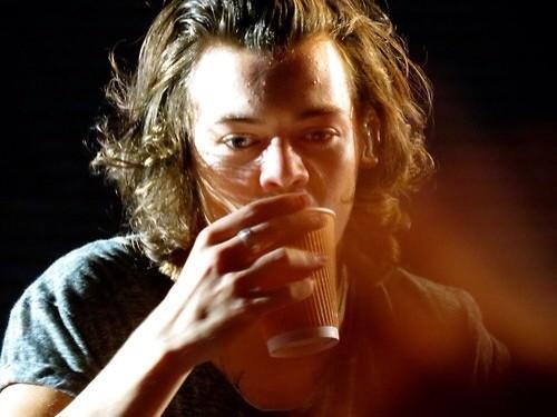 TheFuckingLouis's tweet photo. "@ZIALLIBOSOME: "there will be a music video for steal my girl"

#EMABiggestFans1D http://t.co/42vx3wjVf1"
