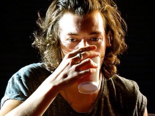 TheFuckingLouis's tweet photo. "@ZIALLIBOSOME: "there will be a music video for steal my girl"

#EMABiggestFans1D http://t.co/42vx3wjVf1"