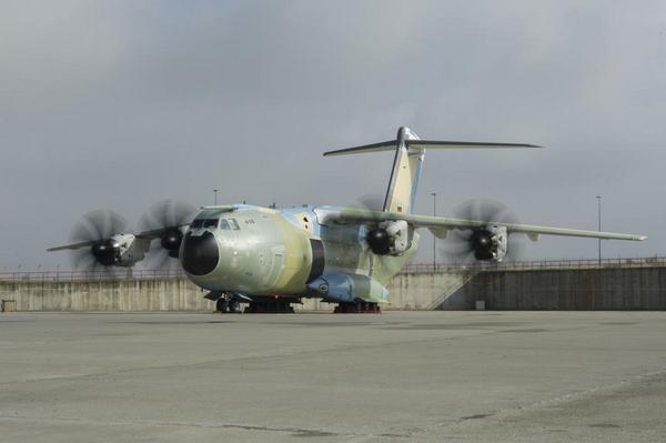 Pesawat angkut berat multifungsi Airbus Military A400M utk AU Jerman jalani uji mesin 29 Sept di Seville.