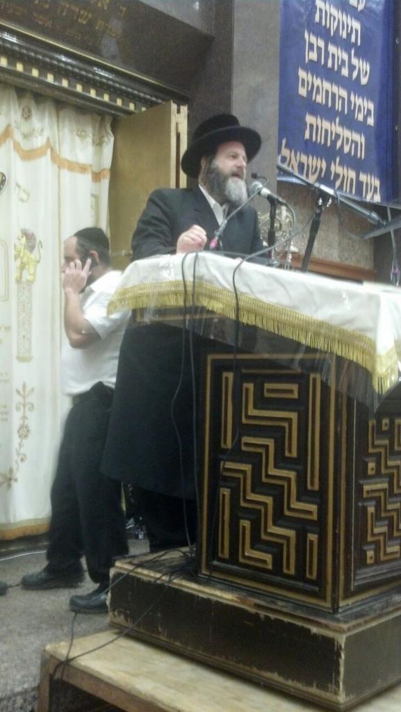 follmanalert's tweet photo. R' Avrom Mayer Follman leading the Atzeres Hatfila by @misaskim in The Bobov Bies Medrish #Follman #Misaskim #Bobov http://t.co/9K2TdU4sSm