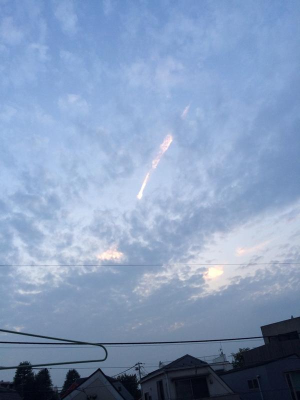 nozaking45's tweet photo. 今日の夕方の空……。隕石？w http://t.co/QRKWLbOOPf