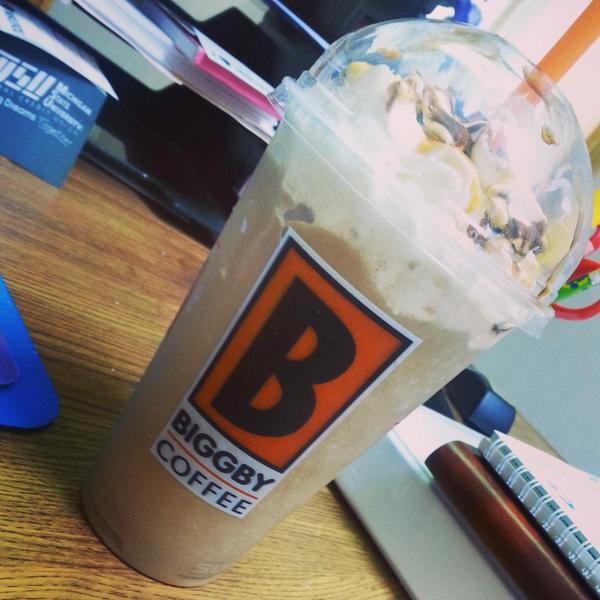 GetRealWithAB's tweet photo. Tuesday is just an extension of Monday and for that, there's caffeine, caramel &amp; chocolatey goodness @BIGGBYCOFFEE http://t.co/jHJQBa5wan