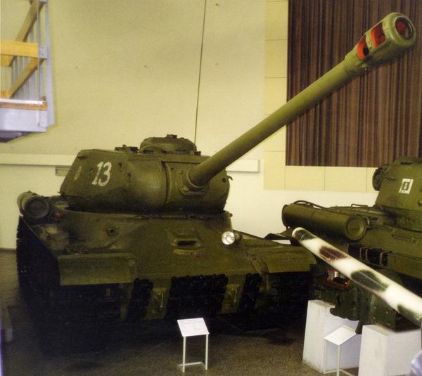 IS-2
ドイツ軍がティーガーやパンターを投入し、それらの戦車に対抗するために開発された。122mm砲を装備したこの戦車は陣地攻撃やティーガー、パンターなどの戦車を撃破することができた。またスターリン戦車と呼ばれる。