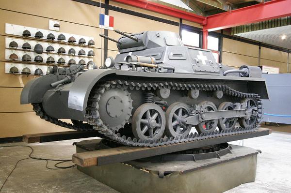 Ⅰ号戦車
ヴェルサイユ条約によって戦車の開発を禁じられていたドイツだが、戦間期、秘密裏に「軽トラクター」「重トラクター」等の名称で戦車の試作が行われ、ソ連・カザンの実験場でテストが行われた。しかし、これらはどれも試作の域を出なかった。