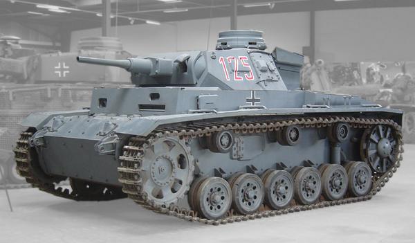 Ⅲ号戦車
I号戦車を造ったのち、きたるべき戦車戦術を考慮した主力戦車とすべく製造した中戦車である。支援戦車であるIV号とともに運用する構想であった。また戦車間での通信のため無線機を積んでおり、電撃戦が可能であった。