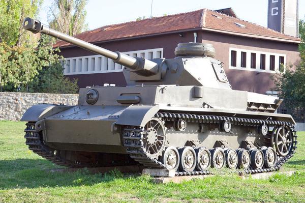 Ⅳ号戦車
Ⅳ号戦車は75mm砲搭載の20トン級の支援車両として開発された。当初の「7.5cm砲装甲車」で、1937年から「4号戦車」に変更された。敗戦時まで主力戦車として運用された。某戦車アニメでも主人公たちはこの戦車に乗車している。