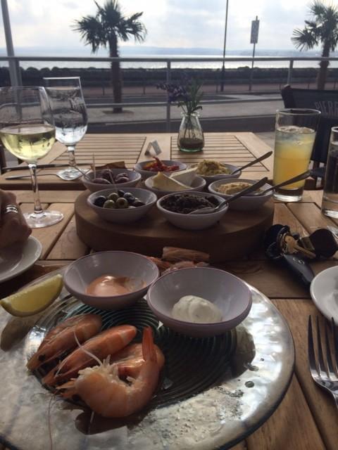 McAllisterandCo's tweet image. Fastest fingers first again  @RickTurnerDevon - fab lunch at the seaside #topclient