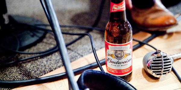Budweiser_Br's tweet photo. Os melhores músicos de rua + a música do ano = um remix épico. http://t.co/oHXFDbyMVr #MADEUnderground http://t.co/CnPFPnIZaA