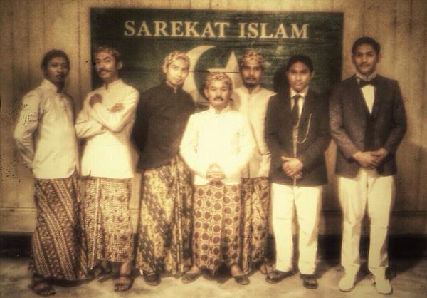 Jalan yg mrk tempuh boleh berbeda. Tp perjuangan meneguhkan martabat kemanusiaan ttp jd muara yg sama. <a href="/BonnieTriyana/">Bonnie Triyana</a>