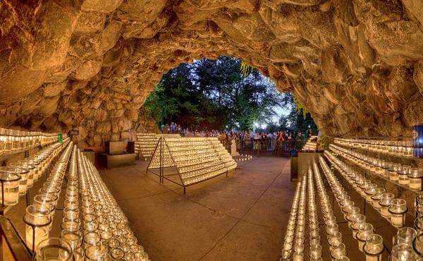 gamedayND's tweet photo. As you plan your #NDgameday, we hope you'll include a Grotto visit, like this visiting athlete http://t.co/LiHS93qrLm http://t.co/iqw0gWqIJo