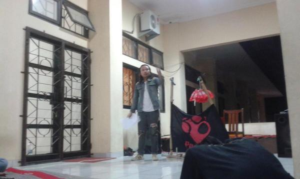 PersetanIndie's tweet photo. Penampilan dari @lempitserabi nih gaes, bawain puisi mereka yang berjudul "Dari Anakmu" enjoy! http://t.co/QJtbTGmaIV