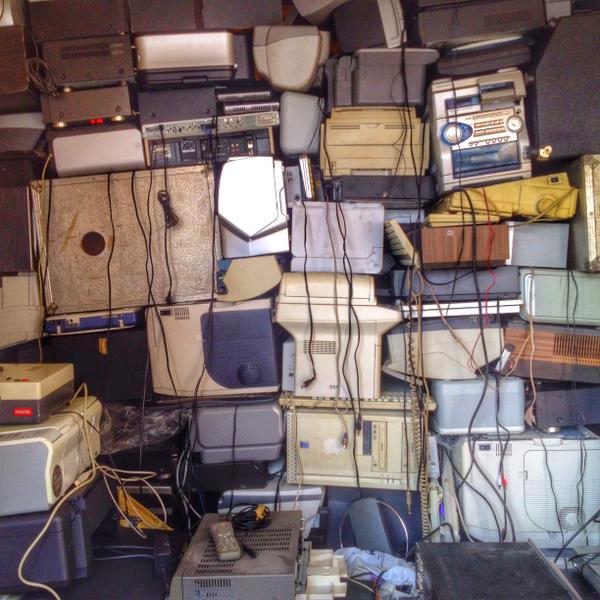 bramarcus's tweet photo. bye-bye #elektromüll #hamburg http://t.co/rTNiIWPMvT http://t.co/PvwiwTa6qq