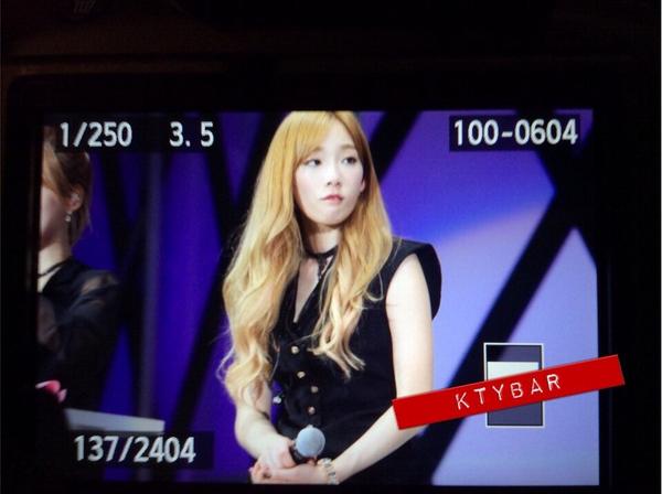 [PIC][30-09-2014]SNSD khởi hành đi Trung Quốc để tham dự "China for GG 1st Fan Party in ShenZhen" vào sáng nay Byyn_GXCEAAssFE