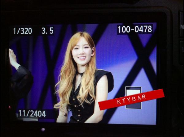 [PIC][30-09-2014]SNSD khởi hành đi Trung Quốc để tham dự "China for GG 1st Fan Party in ShenZhen" vào sáng nay ByyoCyCCMAA6KRQ