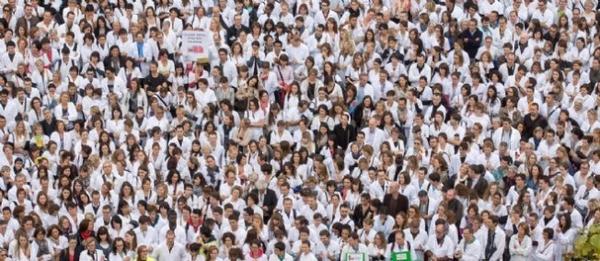 LePoint's tweet image. "Mobilisation sans précédent" des professions libérales : lepoint.fr/economie/mobil… #professionsreglementees