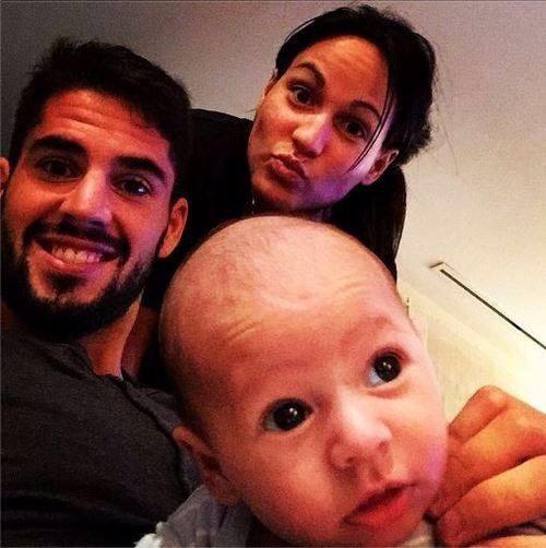 WagsAndFootball's tweet photo. Family Isco 

#isco #realmadridwags #RealMadrid #spain #wags http://t.co/Tx6aVmsuv8