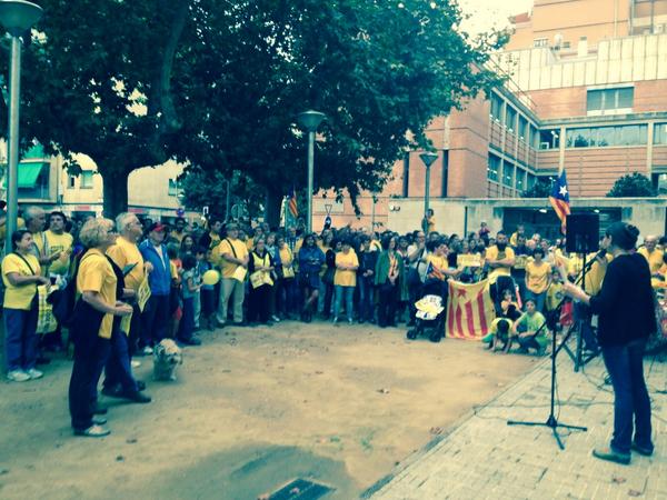 jtorramade's tweet photo. A Salt volem votar! #Araéslhora9N #9N @ViladeSalt Concentració en suport de la #Consulta9N a #Salt http://t.co/l5QFeU37TP