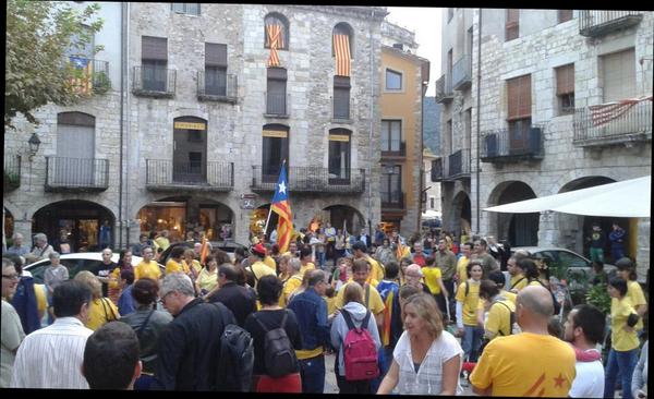 David_Poch's tweet photo. Besalú també vol votar!  Això no ho frena ni déu!  Tots junts i endevant! ! #independènciaJa #consultatv3 #9NDesobeim http://t.co/wnNZodroDb