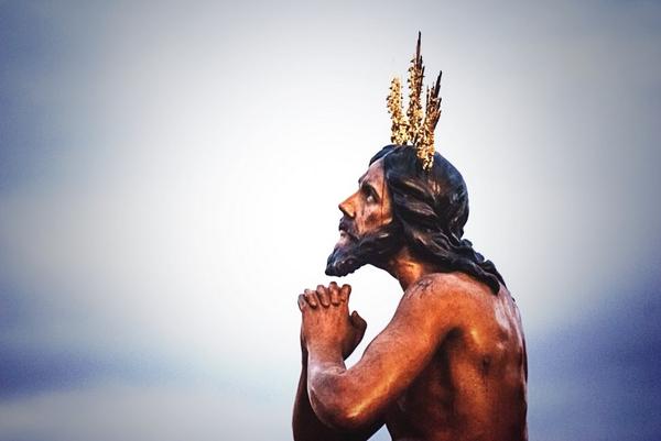 Soy una lágrima suelta…
un Guadalquivir de sal
que se derrama por dentro
y que no te deja hablar.

#MedallaRomeros