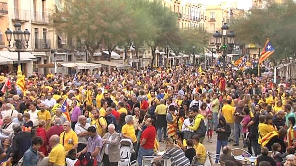 3CatInfo's tweet photo. Més de 3.500 persones reclamen a #Tarragona poder votar el #9N #consultaTV3 http://t.co/hns8iJVmTj http://t.co/XV89H6aDHd