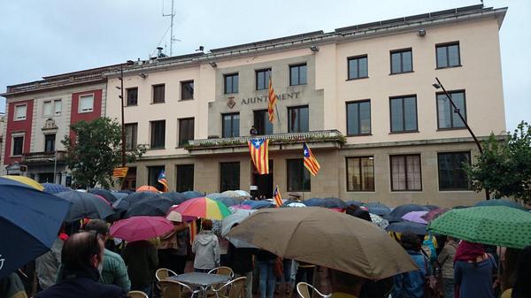 llastarri's tweet photo. @324cat #lagarriga sota la pluja ho tenim clar #volemvotar #9N2014 #ConsultaTV3 http://t.co/uSt6DsPkbI