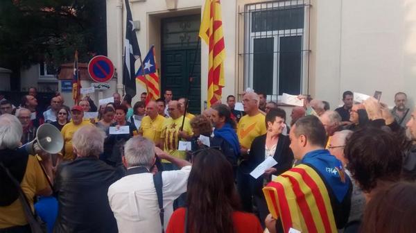 laccent's tweet photo. Foto de la mobilització a #Perpinyà contra la prohibició de la consulta. Via @espertinar i @bricefontaine #9NDesobeïm http://t.co/oy7CRXYf4W