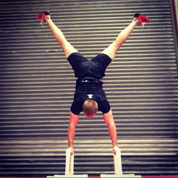 DaveM1113R's tweet photo. Oh parallettes my old friend, its been a while 😊. #fitfam #calisthenics #gymnastics  #freakyninja  #skill #handstands http://t.co/Ta90WMLj13