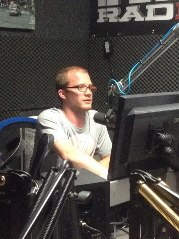 Web_Reality's tweet image. #Vince derrière les machines de #RadioKif #WebReality