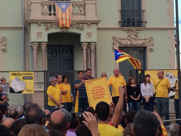 AnnaJuana's tweet photo. "Vull un país on només els petons ens tapin la boca!" Ajuntament de Cassà de la Selva #xqsocials #9N #volemvotar http://t.co/d2prxBuQbO