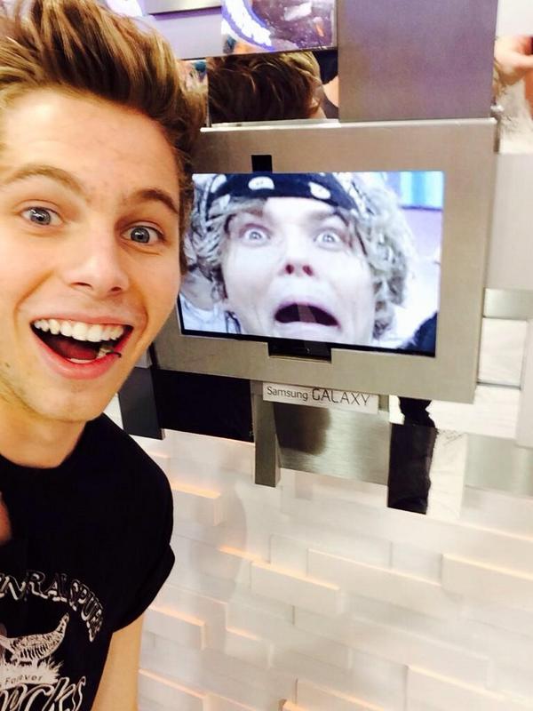 Geewizitsliz's tweet image. Same ash same