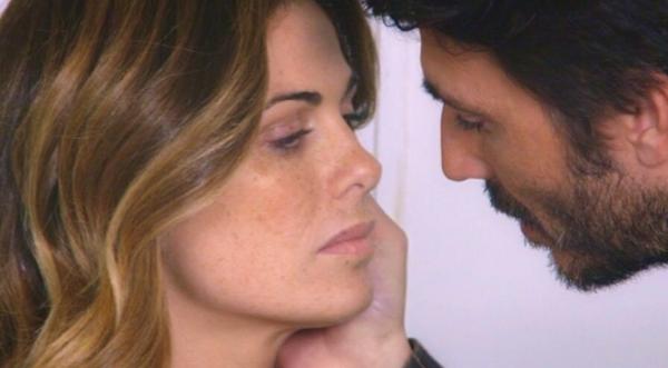 UnAltraVitaRai's tweet image. Ma no! Almeno un bacio di arrivederci ci vuole, Emma! Quante di voi vorrebbero stare al suo posto? #UnAltraVita