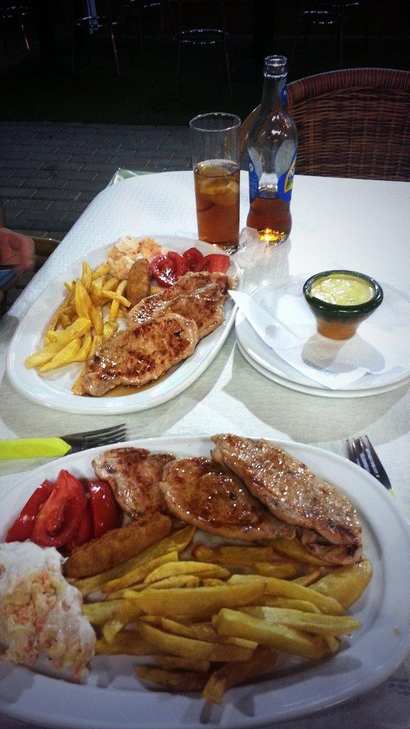 lory_hernandez3's tweet image. De cenita con mi príncipe @RRaulx #3LR