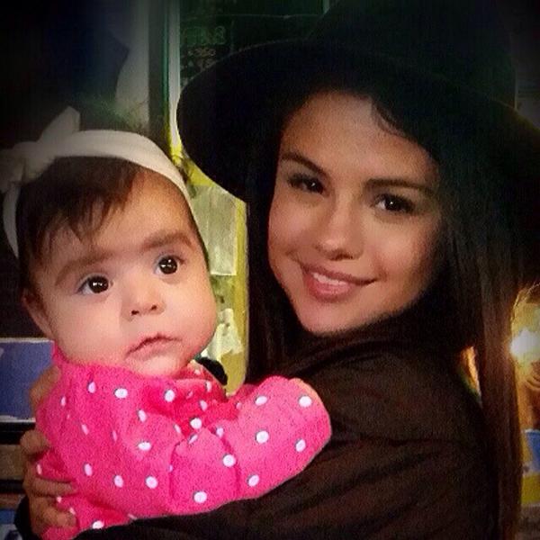 Selena_Fan_FR's tweet photo. PHOTO : Selena et sa petite soeur Victoria il y a quelque jour. http://t.co/L7tuIOg4F9