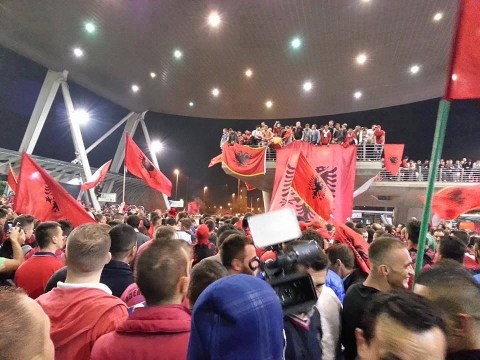 Сборную Албании в аэропорту Тираны встретили пять тысяч болельщиков - изображение 1