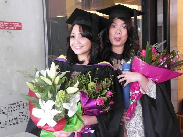 Nagita Saat Wisuda