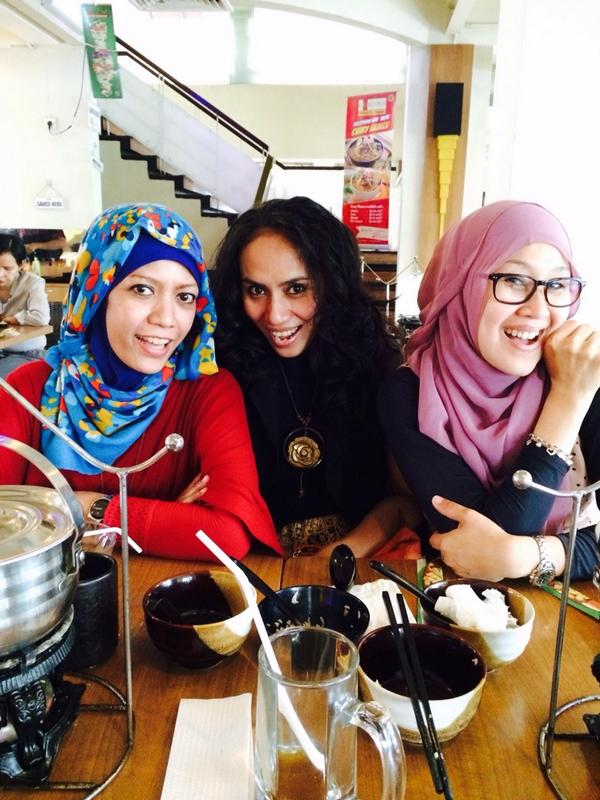 Happy birthday temannnn...<a href="/oisshy/">fitria viet</a> and <a href="/nirakirans/">Nira Kirana</a>