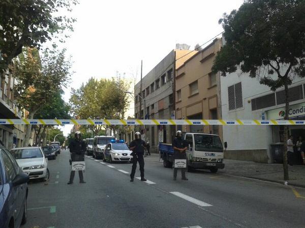 ALlibertariaUAB's tweet photo. ÚLTIMA HORA: Desallotgen #CSO #DistritoVI: http://t.co/VadFKdFvIE
Mossos han tallat c\Espronceda entre Palencia i Murcia.

Foto v/ @katygr93