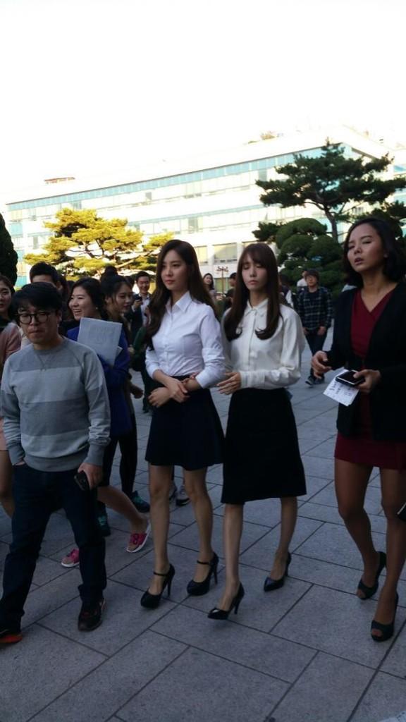 [PIC][15-10-2014]YoonA và SeoHyun xuất hiện tại Đại học Dongguk để chụp ảnh tốt nghiệp vào chiều nay Bz-PKtACUAAKYXg