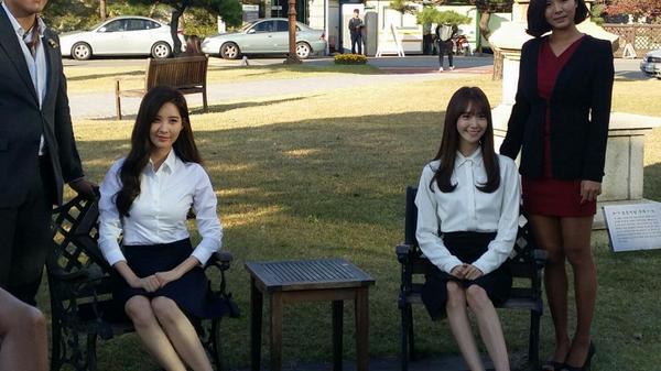 [PIC][15-10-2014]YoonA và SeoHyun xuất hiện tại Đại học Dongguk để chụp ảnh tốt nghiệp vào chiều nay Bz-QpKUCIAAMPLz