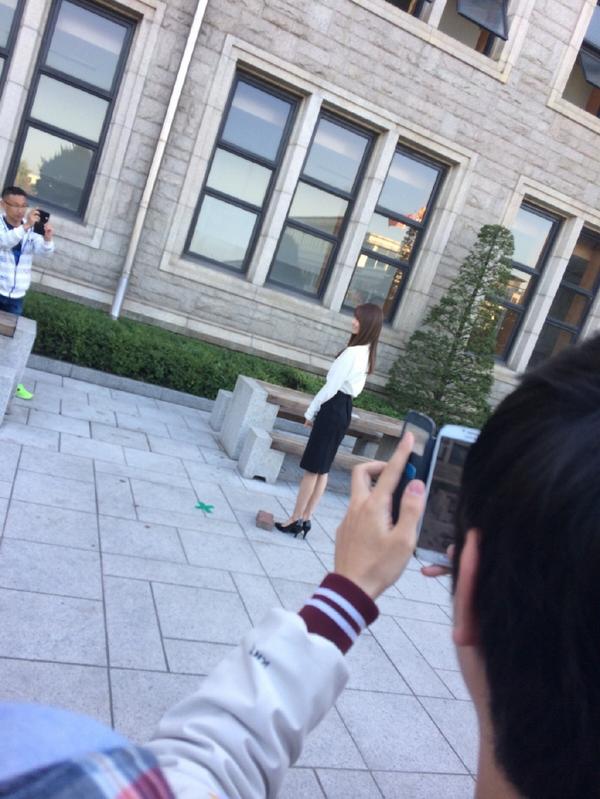 [PIC][15-10-2014]YoonA và SeoHyun xuất hiện tại Đại học Dongguk để chụp ảnh tốt nghiệp vào chiều nay Bz-RfAeCMAAD3vu