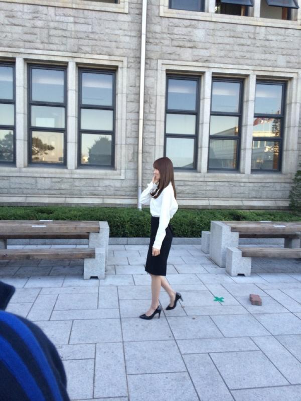 [PIC][15-10-2014]YoonA và SeoHyun xuất hiện tại Đại học Dongguk để chụp ảnh tốt nghiệp vào chiều nay Bz-RfBaCQAAHUoe