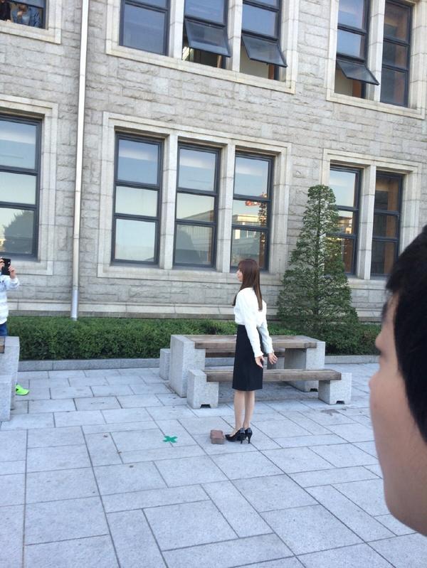 [PIC][15-10-2014]YoonA và SeoHyun xuất hiện tại Đại học Dongguk để chụp ảnh tốt nghiệp vào chiều nay Bz-RgIBCEAA6mMC