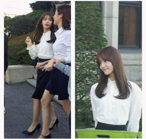 [PIC][15-10-2014]YoonA và SeoHyun xuất hiện tại Đại học Dongguk để chụp ảnh tốt nghiệp vào chiều nay Bz-TXmDCMAAMl8D