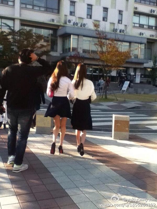 [PIC][15-10-2014]YoonA và SeoHyun xuất hiện tại Đại học Dongguk để chụp ảnh tốt nghiệp vào chiều nay Bz-ZitbCYAQY7t6