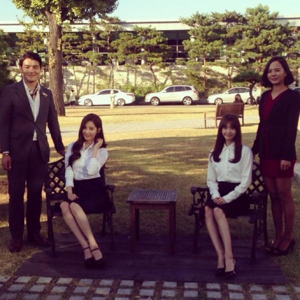 [PIC][15-10-2014]YoonA và SeoHyun xuất hiện tại Đại học Dongguk để chụp ảnh tốt nghiệp vào chiều nay Bz-ZwBBCUAExbUn