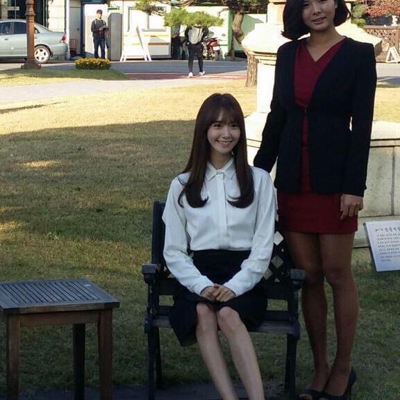 [PIC][15-10-2014]YoonA và SeoHyun xuất hiện tại Đại học Dongguk để chụp ảnh tốt nghiệp vào chiều nay Bz-aVhGCEAA-lSn
