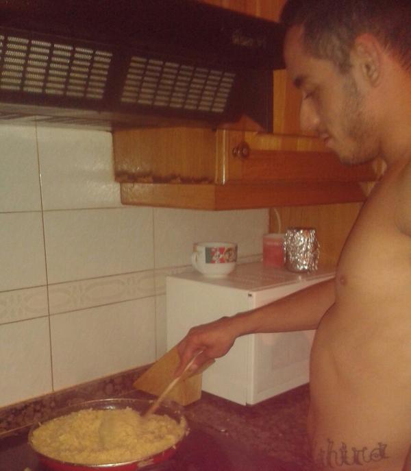 GonzalezItsasne's tweet photo. Y despues de una boat party con mis churrinasss!mi nino me ace la cenaaa jajaa que mas pido??jaja te quiero amoree http://t.co/JHuWpt8o4g